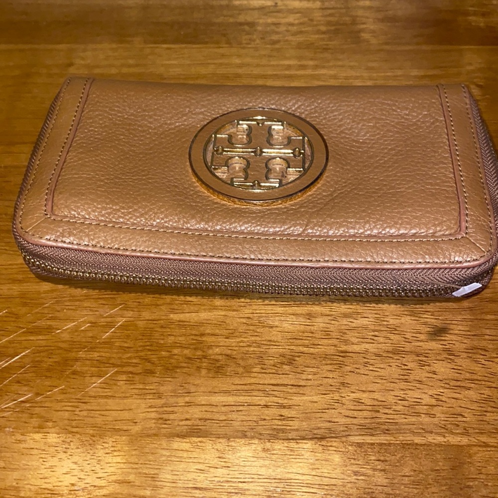 Tory Burch Amanda Brown Leather Zip Wallet with Gold Logo